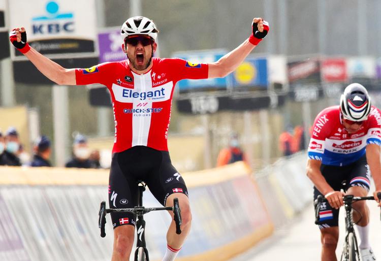 På landevejene i Flandern, hvor VM i dag afgøres, fejrede Kasper Asgreen i foråret karrierens hidtil fornemste triumf, da han i klassikeren Flandern Rundt spurtbesejrede hollænderen Mathieu van der Poel. Foto: Olivier Matthys/Ritzau Scanpix
