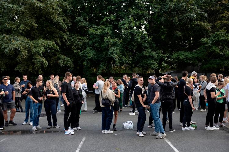 Den fulde genåbning af Danmark blev for alvor manifisteret, da det danske band The Minds of 99 gav koncert i Parken i København foran godt 50.000 mennesker. Det er den første store stadionkoncert efter genåbningen. Foto: Marcus Emil Christensen