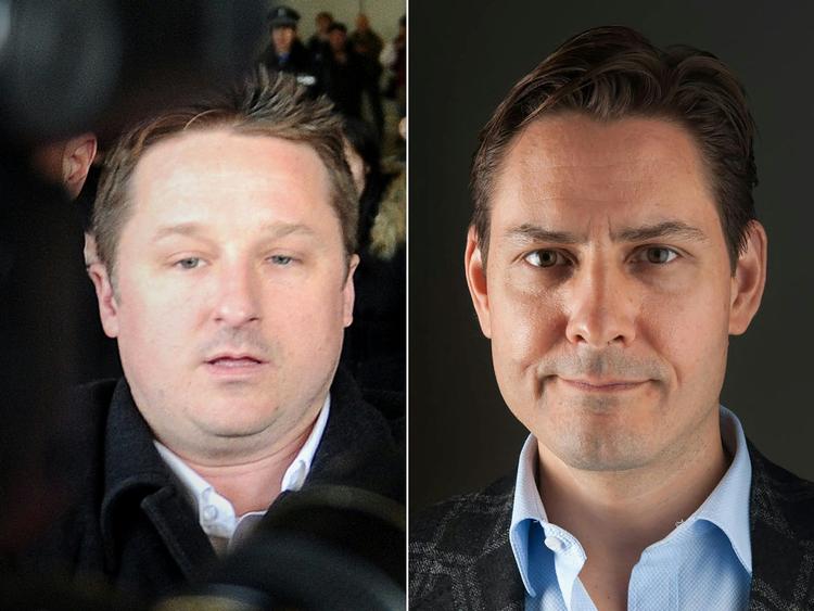 Forretningsmanden Michael Spavor (tv.) og tidligere diplomat Michael Kovrig ankom lørdag til Canada efter at have siddet fængslet i Kina i over 1.000 dage. Det sker i noget, der ligner en byttehandel, hvor Huaweis finanschef, Meng Wanzhou, er blevet sendt retur til Kina. Foto: Wang Zhao, Julie David De Lossy/Ritzau Scanpix