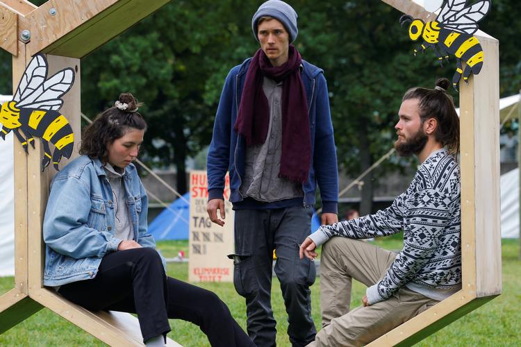 Lea Bonasera (tv.), Henning Jaschke (i midten) og Jacob Heinze var blandt en række klimaaktivister, der har sultestrejket siden 30. august. Som de to sidste har Bonasera og Jaschke nu indvilget i at spise og drikke igen, efter at SPD's kanslerkandidat, Olaf Scholz, har sagt ja til at deltage i en offentlig debat om klimaudfordringerne. Foto: Michele Tantussi/Ritzau Scanpix