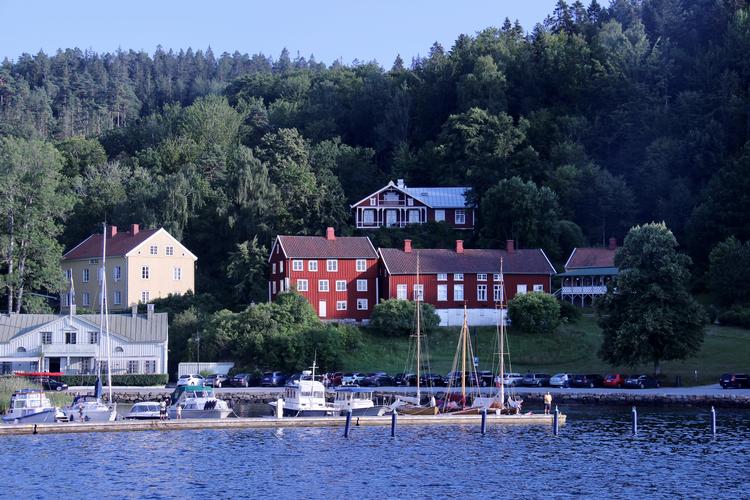 Gustafsberg set fra vandet. Vi boede i Slottet, det gule hus. De lysseblå nederst er cafeen. (Foto: Louise Mørup Sonne) 
