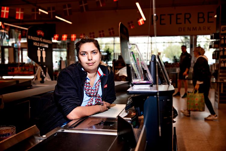 Mathilde Nielsen synes egentlig bare, hun passer sit arbejde i Meny, når hun spørger kunder, der vil købe spiritus eller tobak om id. Alligevel kan folk blive sure og fornærmede. Foto: Jacob Ehrbahn