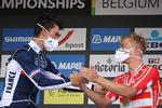 Verdensmesteren Julian Alaphilippe (t.v.) og bronzevinderen Michael Valgren lykønsker hinanden efter strabadserne på de belgiske landeveje.
 Foto: Kenzo Tribouillard/Ritzau Scanpix