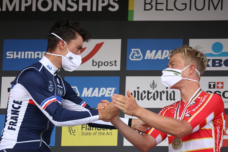 Verdensmesteren Julian Alaphilippe (t.v.) og bronzevinderen Michael Valgren lykønsker hinanden efter strabadserne på de belgiske landeveje.
 Foto: Kenzo Tribouillard/Ritzau Scanpix