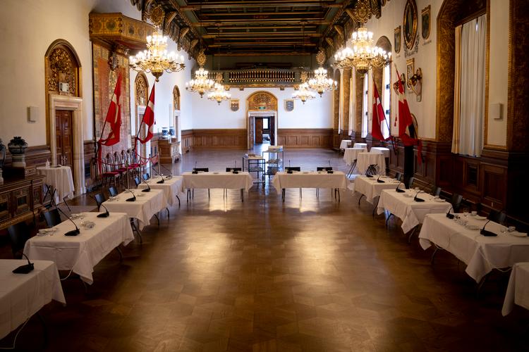 Her i Festsalen kan du komme til høstmiddag onsdag 29. september. Her er et arkivfoto af salen, da Teknik- og miljøudvalget skulle holde møde. Foto: Andreas Merrald