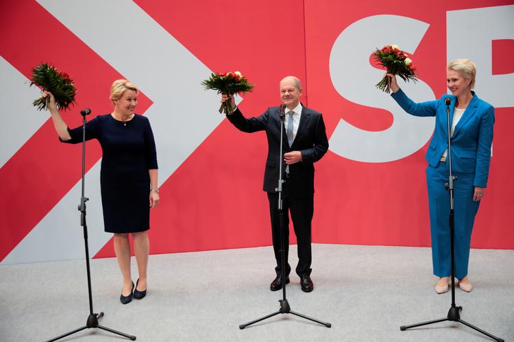 I Willy-Brand-Haus var SPD's kanslerkandidat Olaf Scholz flankeret af ministerpræsident Manuela Schwesig fra Mecklenburg-Vorpommern og spidskandidat Franziska Giffey fra Berlin, der også fik gode valg i søndags. Foto: Hannibal Hanschke Foto: Hannibal Hanschke/Ritzau Scanpix