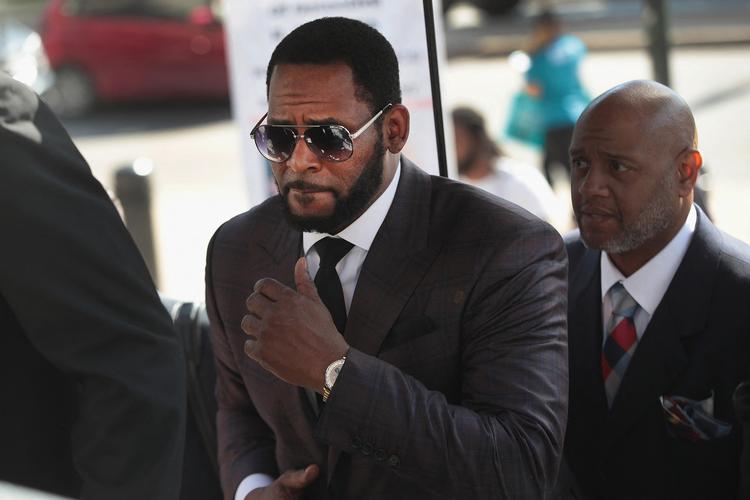 54-årige R. Kelly - her fotograferet i 2019 - blev ved retten i New York kendt skyldig i afpresning og sextrafficking, hvilket kan koste ham op mod 20 års fængsel. Derudover venter der ham en ny retssag i Chicago. Foto: Scott Olson/Ritzau Scanpix