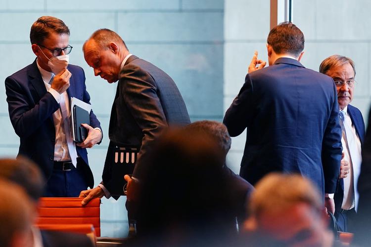 Krisemøde. Armin Laschet mødtes tirsdag med CDU-gruppen i parlamentet i hans delstat Nordrhein-Westfalen, inden han skulle videre til det første store møde i den borgerlige gruppe i Forbundsdagen i Berlin, hvor der var lagt op til sønderlemmende kritik af valgnederlaget. Det er den lykkeløse Laschet helt ude til højre. Foto: Clemens Bilan/Ritzau Scanpix