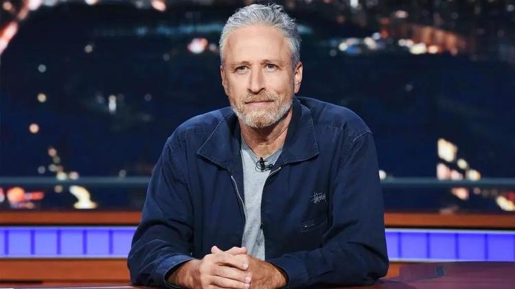 Jon Stewart svinger mellem den satiriske stil, der gjorde ham så elsket som vært på 'The Daily Show' og en klassisk konfronterende kritisk journalistik. Ganske velfungerende, men mest for amerikanere og USA-kendere.  Foto: PR-foto