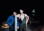 Teater Nordkrafts ensemble giver kollektivromanen et sprudlende liv på scenen. Foto: Martin Høyer Poulsen