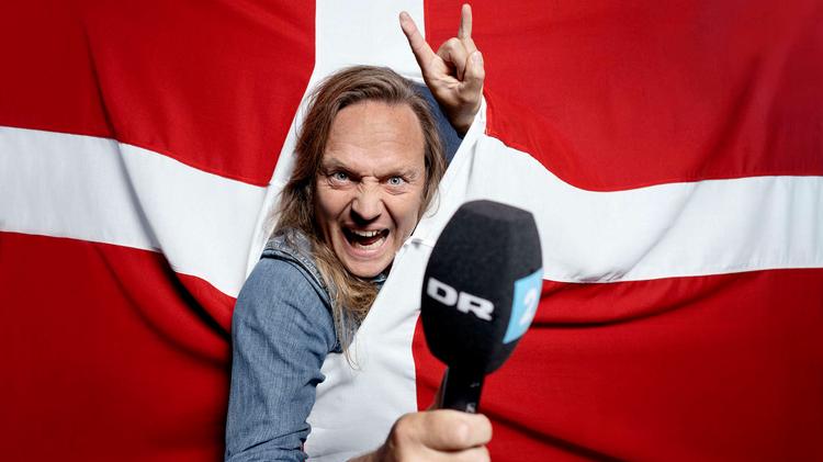 Jesper Binzer fra D-A-D er en vidunderlig vært, der bruger både sig selv og sin baggrund med overskud og humor. Men det rykker ikke ved, at 'DR 2's Store Danske Rockhistorie' er en skuffelse. Foto: DR Foto: 
Peter Refsgaard/DR