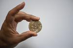 Kryptovalutaen bitcoin illustreres typisk med en fysisk guldfarvet mønt, men i virkeligheden er valutaen fuldstændig digital.  Foto: Yuri Cortez/Ritzau Scanpix