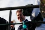    Yannick Jadot hæver glasset efter sin sejr i miljøpartiet EELV's primærvalg. Nu vil han forsøge at placere debatten om klima og miljlø centralt i præsidentvalgkampen.  Foto: Geoffroy van der Hasselt/Ritzau Scanpix
