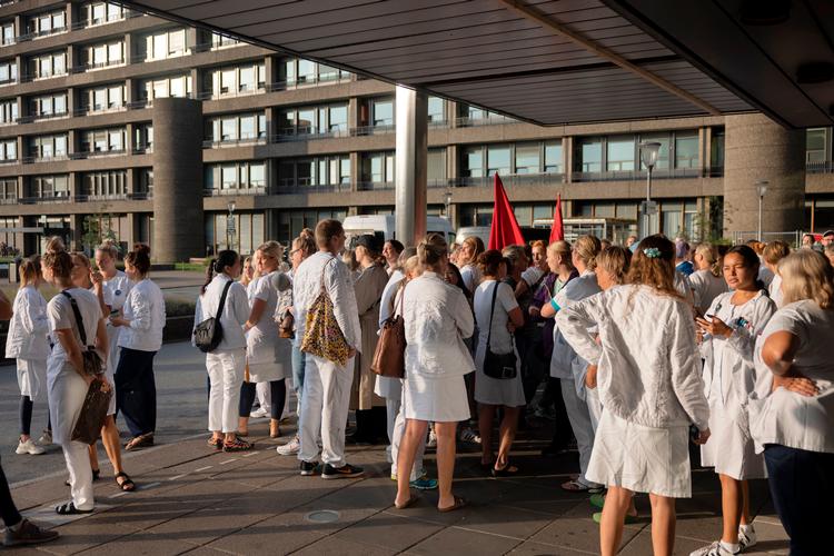 Flere sygeplejesker strejkede selv om konflikten formelt set er afsluttet. Her en gruppe sygeplejersker på Rigshospitalet i København, der var utilfredse med regeringsindgrebet.  Foto: Marcus Emil Christensen