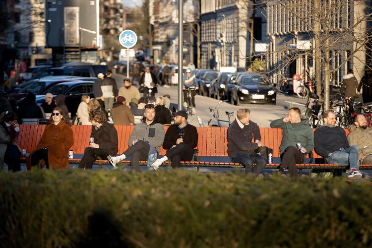 Det øgede aktivitetsniveau i samfundet begynder at kunne ses på smittetallene. En tendens, der blev yderligere bekræftet af, at sundhedsminister Magnus Heunicke tirsdag meddelte, at kontakttallet er steget til 1,1, hvilket betyder, at epidemien er tiltagende. Foto: Finn Frandsen