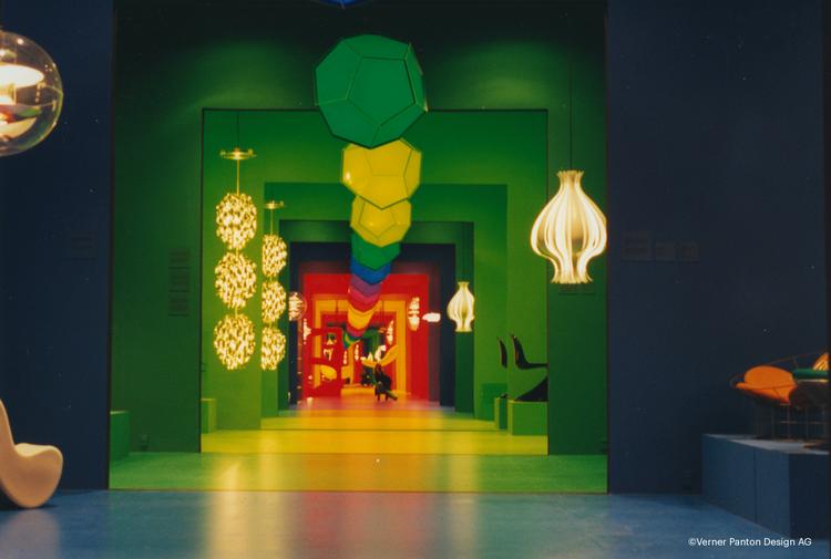 'Lyset og farven' hedder Verner Pantons enorme installation, hvor det ene farvestrålende rum afløser det andet.  Foto: Verner Panton Design AG