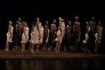 Kvinderne danser om kap med døden, der er fuld af pulserende, pumpende liv. Det er både smukt og grusomt.  Foto: Maarten Vanden Abeele