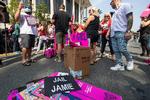 Udenfor retten i Los Angeles havde fans af Britney Spears samlet sig. Nogle af dem krævede fængselsstraf til Jamie Spears.  Foto: Valerie Macon/Ritzau Scanpix