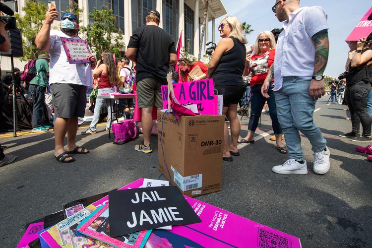 Udenfor retten i Los Angeles havde fans af Britney Spears samlet sig. Nogle af dem krævede fængselsstraf til Jamie Spears.  Foto: Valerie Macon/Ritzau Scanpix