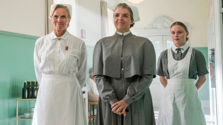 Lotte Andersen spiller den nyankomne viceforstander Søster Elisabeth, der er lige så giftig som en cobra i brunst.  Foto: Mike Kollöffel/TV 2