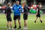 Træner Kent Nielsen har fået Anders Klynge, Stefán Thórdarson og resten af Silkeborg-spillerne til at spille unik pasningsfodbold. Foto: Joachim Ladefoged