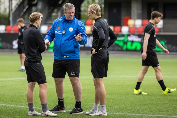 Træner Kent Nielsen har fået Anders Klynge, Stefán Thórdarson og resten af Silkeborg-spillerne til at spille unik pasningsfodbold. Foto: Joachim Ladefoged