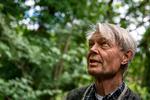     Digter Peter Laugesen fejrer ikke bare sproget og ordene, men også naturen, musikken og kunsten i sin nye digtsamling.    Foto: Marie Ravn/Marie Ravn