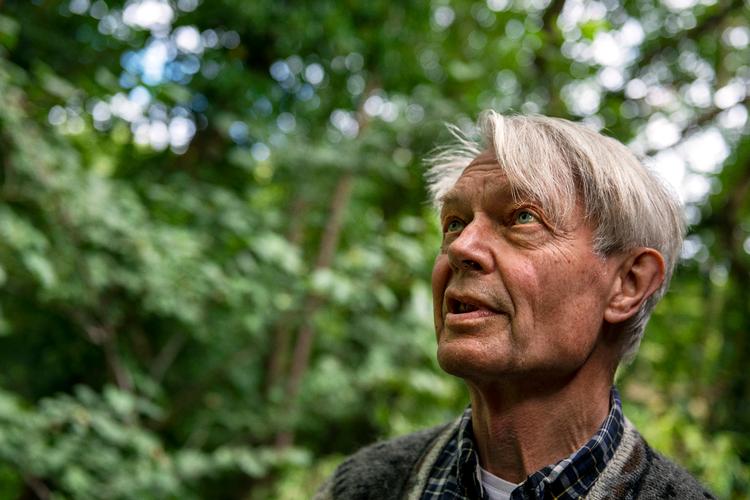     Digter Peter Laugesen fejrer ikke bare sproget og ordene, men også naturen, musikken og kunsten i sin nye digtsamling.    Foto: Marie Ravn/Marie Ravn