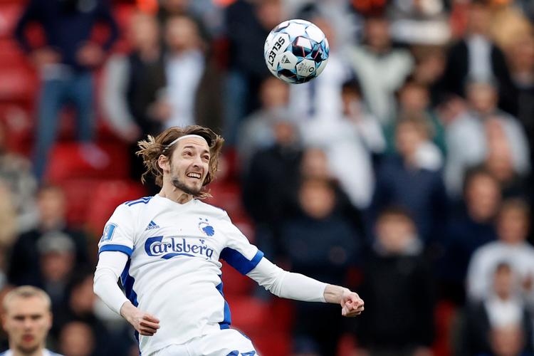 FCK-spilleren Rasmus Falk, her i snarlig nærkontakt med bolden, var gæst i ugens udgave af 'Offside', og det klædte programmet. Foto: Jens Dresling