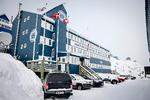 Ved Arktisk Kommando i Nuuk vajer rigsfællesskabets flag. Men også Stars and Stripes - USAs konsulat bor til leje hos kommandoen. Foto: Valdemar Ren