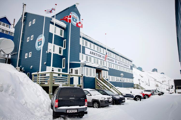Ved Arktisk Kommando i Nuuk vajer rigsfællesskabets flag. Men også Stars and Stripes - USAs konsulat bor til leje hos kommandoen. Foto: Valdemar Ren