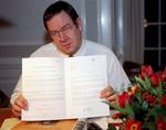 Tidligere statsminister Poul Nyrup Rasmussen med det autoriserede efterlønsbevis. I dag sparer kun få unge op til efterløn, fordi både private og arbejdsmarkedspensioner modregnes hårdt. Foto: Morten Bjørn Jensen