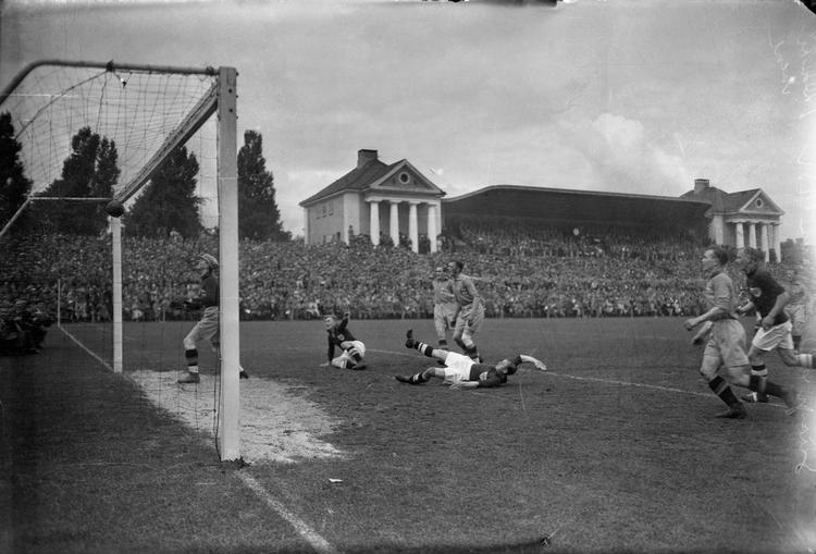 Sådan så Københavns Idrætspark ud i 1932, da Danmark og Sverige mødtes i en landskamp. Senere i 30'erne arbejdede man i København med planer om at opføre et OL-stadion i Valby med plads til 100.000 tilskuere. Først mange år senere blev de skrinlagt, kan man læse i bogen 'Hvis tribunerne kunne tale'. Foto: Holger Damgaard