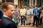 Udenrigsminister Jeppe Kofod besøger gate B4 og B5, som var det sted, hvor myndigheder og evakuerede havde base under evakueringen fra Afghanistan til Pakistan. Udenrigsministeren møder nogle af dem, som var tilstede i lufthavnen under evakueringen og overrækker en mindeplade til lufthavnen. Det sker i forbindelse med udenrigsministerens besøg i Islamabad i Pakistan. Foto: Mads Claus Rasmussen/Ritzau Scanpix