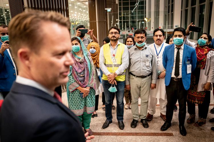 Udenrigsminister Jeppe Kofod besøger gate B4 og B5, som var det sted, hvor myndigheder og evakuerede havde base under evakueringen fra Afghanistan til Pakistan. Udenrigsministeren møder nogle af dem, som var tilstede i lufthavnen under evakueringen og overrækker en mindeplade til lufthavnen. Det sker i forbindelse med udenrigsministerens besøg i Islamabad i Pakistan. Foto: Mads Claus Rasmussen/Ritzau Scanpix