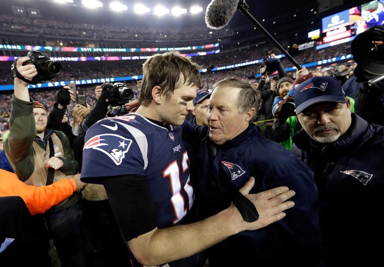 Quarterback Tom Brady (tv.) og træner Bill Belichick (th.) førte i alt New England Patriots til Super Bowl ni gange, hvoraf de seks blev vundet. Men deres forhold var lige så betændt, som det var succesfuldt. Foto: David J. Phillip/Ritzau Scanpix