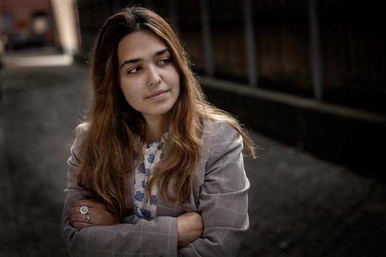 Mitra er en af de mange nuværende og tidligere anbragte børn, som i disse år søger indsigt i deres egne sagsmapper. Foto: Mads Nissen