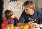 Når far er alene på banen, er han en helt. Jesper Christensen er Danmarks bedste filmfar i tv-serien 'Nana', fordi mor er på arbejde, og han ikke selv har et. Ligesom faren i filmen 'Søvnløs i Seattle' er en god far i fraværet af den døde mor.   Foto: Ulla Voigt/DR