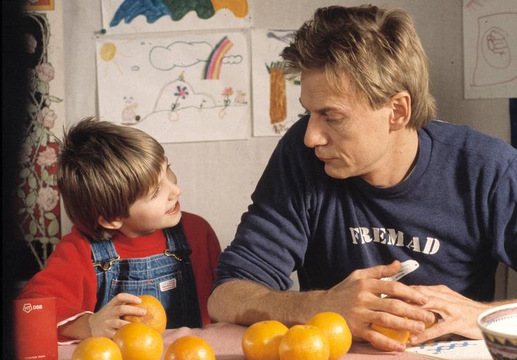 Når far er alene på banen, er han en helt. Jesper Christensen er Danmarks bedste filmfar i tv-serien 'Nana', fordi mor er på arbejde, og han ikke selv har et. Ligesom faren i filmen 'Søvnløs i Seattle' er en god far i fraværet af den døde mor.   Foto: Ulla Voigt/DR