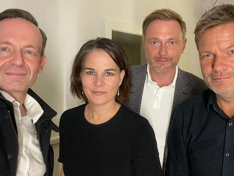 Efter deres første møde lagde Tysklands fire kongemagere denne gruppeselfie ud på Instagram. Der er fra venstre: Volker Wissing (FDP), Annalena Baerbock (De Grønne), Christian Lindner (FDP) og Robert Habeck (De Grønne). Billedet udløste en bølge af spot og morskab.
 Foto: Volker Wissing/Ritzau Scanpix