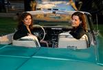     Susan Sarandon (tv) og Geena Davis i en   Ford Thunderbird magen til den fra den ikoniske slutscene i filmen 'Thelma &amp; Louise'. Foto: Chris Pizzello/Ritzau Scanpix