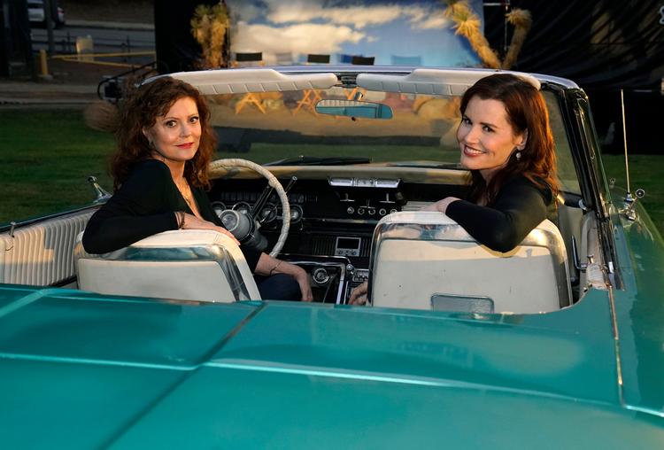     Susan Sarandon (tv) og Geena Davis i en   Ford Thunderbird magen til den fra den ikoniske slutscene i filmen 'Thelma &amp; Louise'. Foto: Chris Pizzello/Ritzau Scanpix