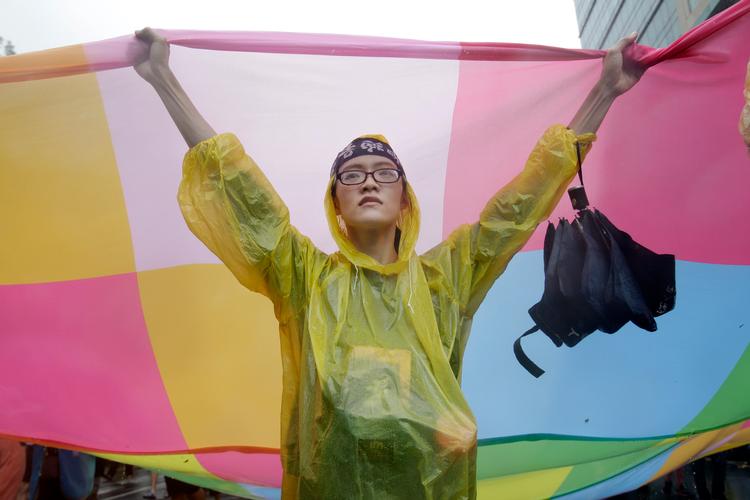For to år siden samledes mere end 100.000 taiwanere i Taipeis gader til antitotalitær parade og som støtte til demokratiforkæmperne i Hongkong. Mange i Taiwan frygter, at Kina vil tage fat på dem næste gang.  Foto: Chiang Ying-ying/Ritzau Scanpix