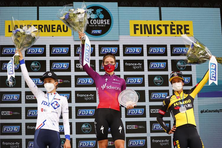 Cecilie Uttrup Ludwig (t.v.) på podiet efter sin andenplads i La Course by Le Tour de France sammen med de to hollændere vinderen Demi Vollering og Marianne Vos. Det er kun sidstnævnte, danskeren konfronteres med i dagens Paris-Roubaix.
 Foto: Thomas Samson/Ritzau Scanpix