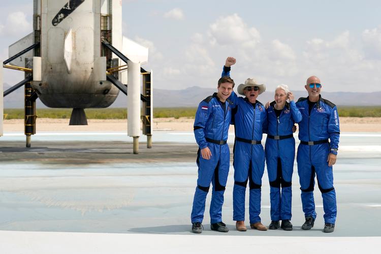 20. juli 2021 fejrede Jeff Bezos (med cowboyhatten) en succesfuld jomfrutur med passagerer i raketten New Shepard. Foto: Tony Gutierrez/Ritzau Scanpix