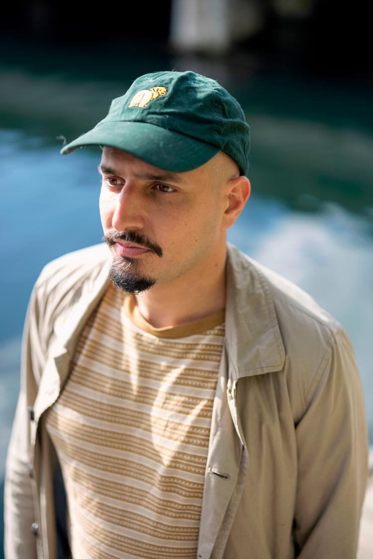 Masoud Vahedi, 38, er nuværende standupper og tidligere kampsoldat udsendt til Irak og Afghanistan. Han tror på, at obligatorisk værnepligt for alle giver det bedste forsvar.    Foto: Marcus Emil Christensen