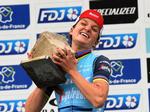 Elizabeth Deignan løfter trofæet efter sin imponerende sejr i kvindernes Paris-Roubaix. Foto: Francois Lo Presti/Ritzau Scanpix