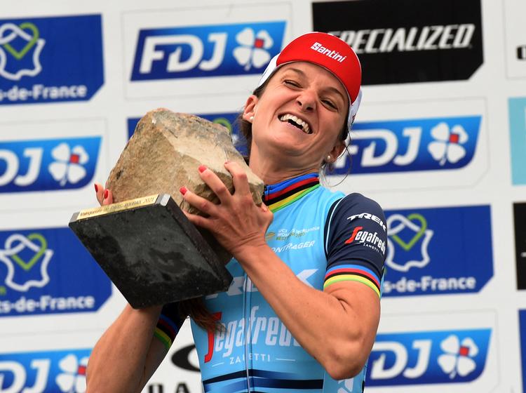 Elizabeth Deignan løfter trofæet efter sin imponerende sejr i kvindernes Paris-Roubaix. Foto: Francois Lo Presti/Ritzau Scanpix