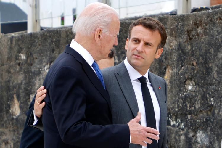     Præsidenterne Biden og Macron ved G-7 mødet i Storbritannien i juni. Siden er Frankrigs frygt for fortsat Amercia First udenrigspolitik blevet bekræftet ved tilbagetrækningen fra Kabul og USA's indgåelse af en Stillahavsalliance - uden Stillehavslandet Frankrig. Foto: Ludovic Marin/Ritzau Scanpix