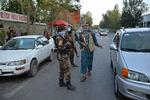 I Kabul er rollerne byttet om for Talebans krigere. Nu er det deres tur til at stå ved hospitaler, hvor ofre for terrorangreb kæmper for livet.
 Foto: Hoshang Hashimi/Ritzau Scanpix